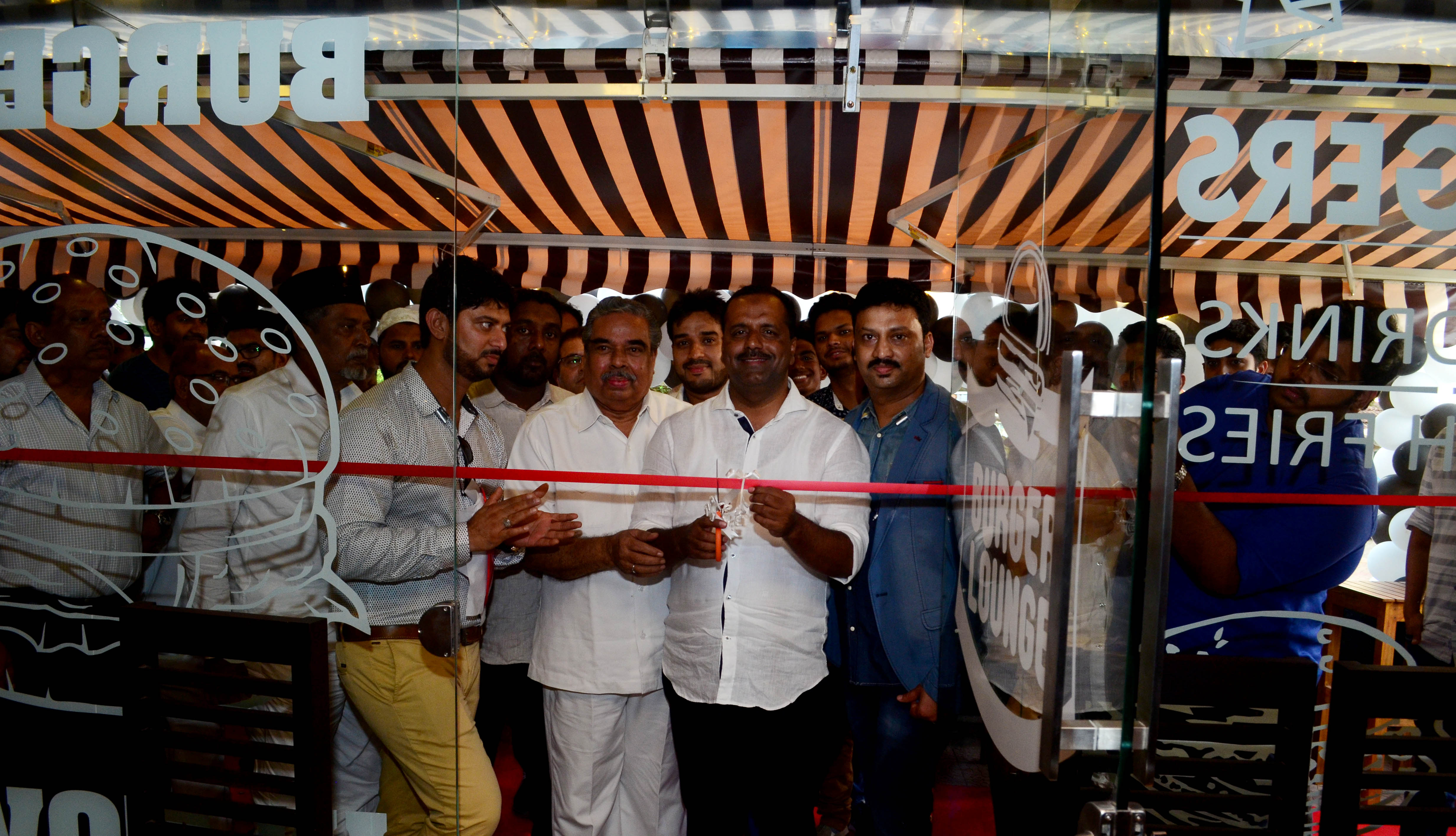 ‘ಬರ್ಗರ್ ಲಾಂಜ್’ ಆಹಾರ ಮಳಿಗೆ ಉದ್ಘಾಟನೆ